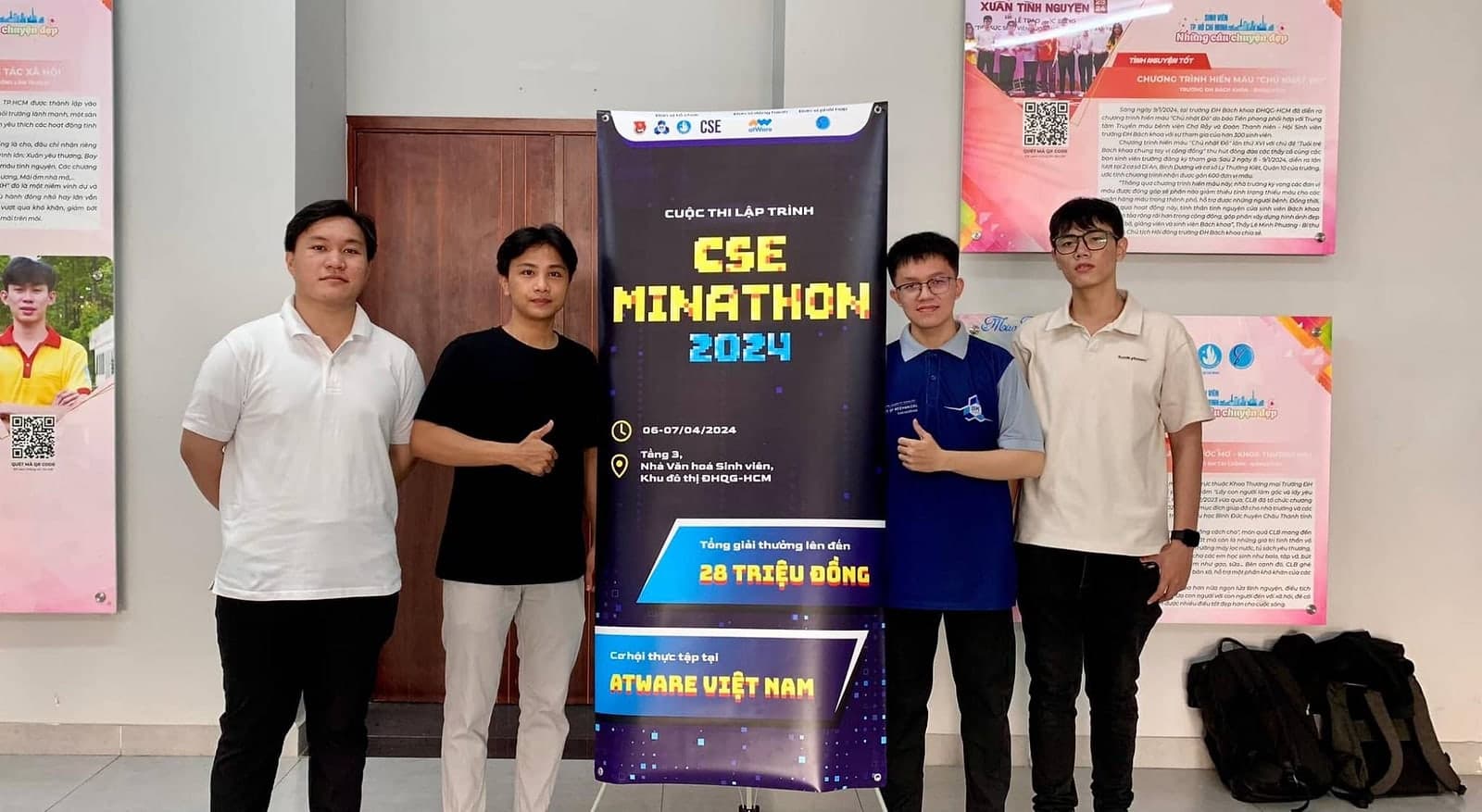 CSE MINATHON 2024 のバナー前に立つチーム