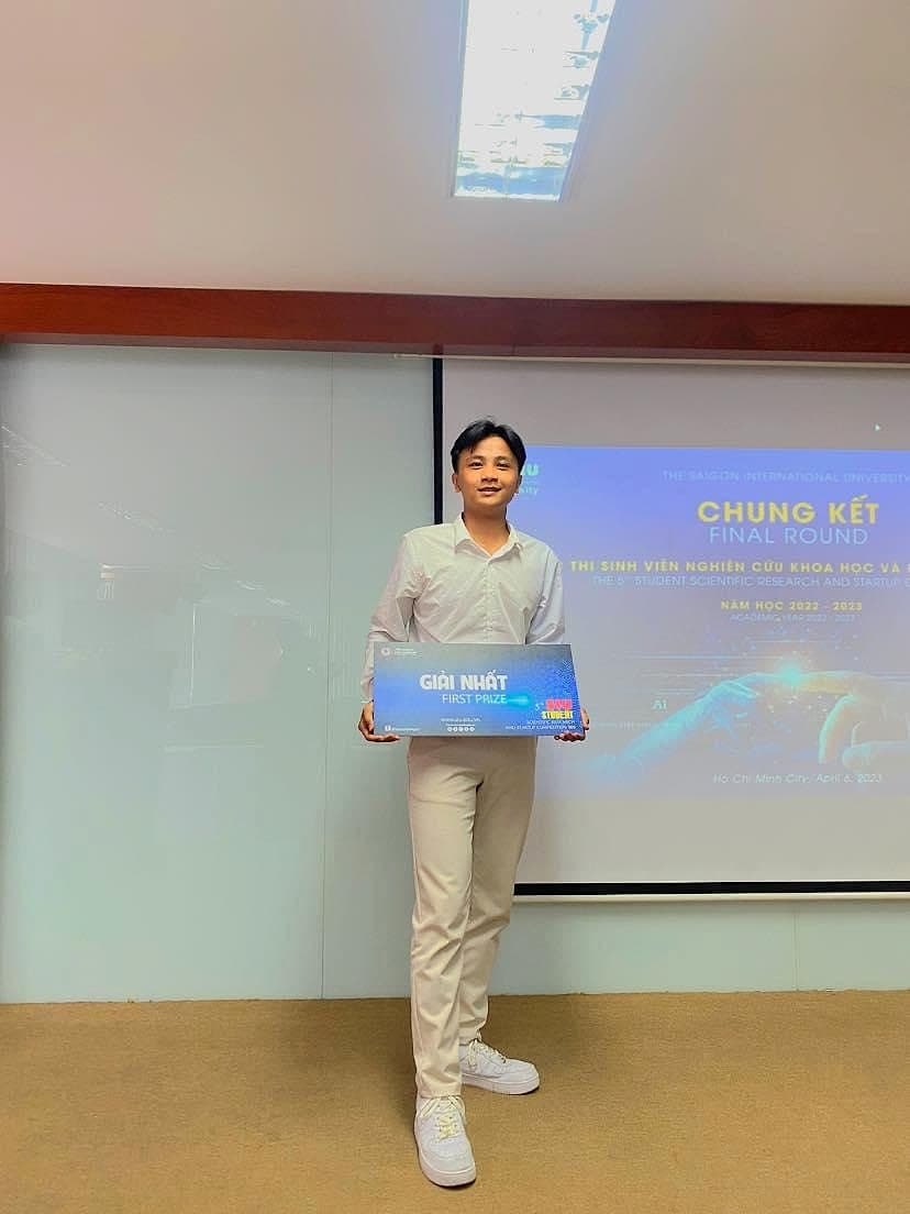 Startup SIU 2023 決勝で第1位のボードを持つ Phan Thanh Huy